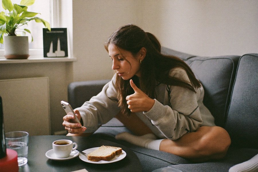 Una candidata ripassa in pausa pranzo